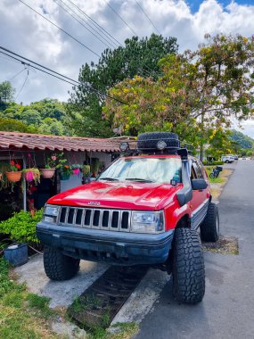 Panama, Boquete, 1 Ocak 2023, off road trimlü kırmızı cip.