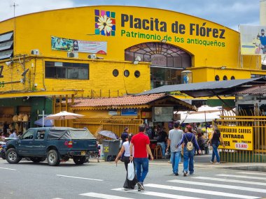 Kolombiya, Medellin, 13 Mayıs 2023, çiçek pazarı binası, açık hava manzaralı.