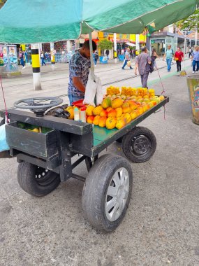 Kolombiya, Medellin, 16 Mayıs 2023, seyyar mango satışı.