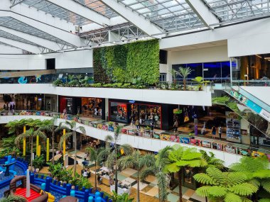 Kolombiya, Medellin, 30 Mayıs 2023, Treasure alışveriş merkezinin iç panoramik manzarası.