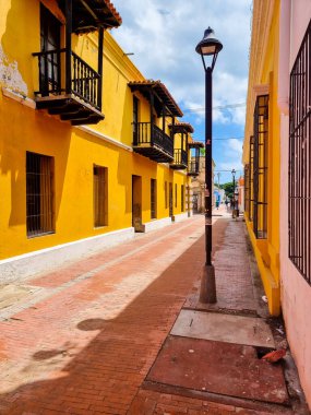 Kolombiya, Santa Marta, 11 Haziran 2023, tarihi merkezdeki evlerin tipik ahşap çerçeveli terasları.