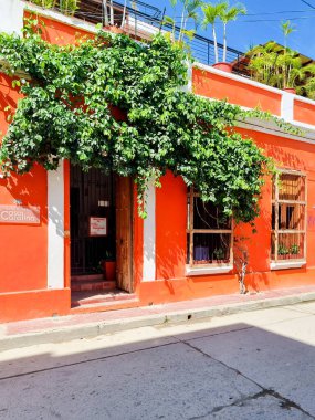 Kolombiya, Santa Marta, 18 Haziran 2023, bir butik otelin renkli cephesi.