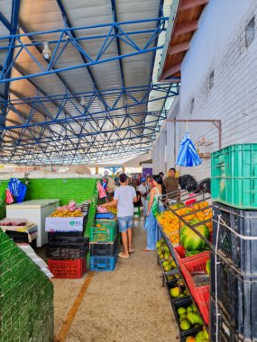 Kolombiya, Santa Marta, 25 Haziran 2023, kapalı pazarda sebze tezgahları