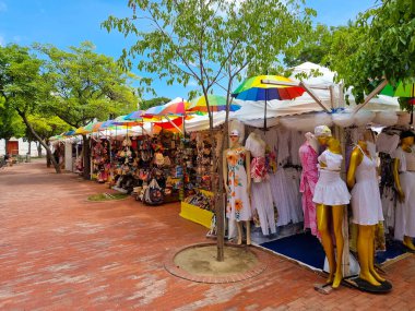 Kolombiya, Santa Marta, 5 Temmuz 2023, esnaf ve giyim pazarı.