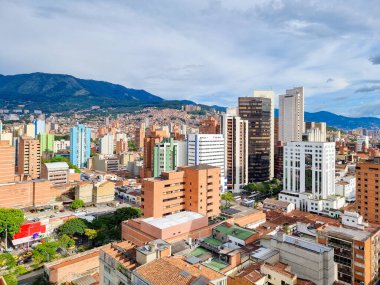 Kolombiya, Medellin, 10 Temmuz 2023, gökdelenler ve merkezdeki tarihi binalar