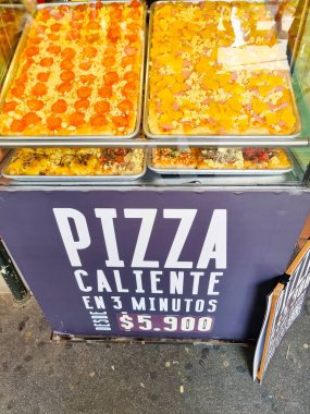 Kolombiya, 11 Temmuz 2023, Medellin, sıcak pizza dilimleri olan bir dükkan penceresi.
