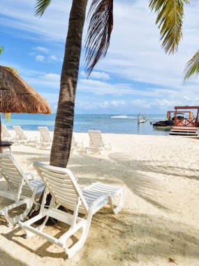 Meksika, Cancun, güneşli bir günde kumsalda boş şezlong.