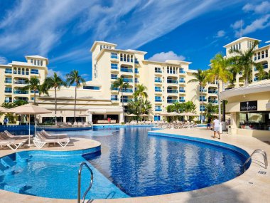 Meksika, Cancun, 8 Aralık 2023, Oasis Palm yüzme havuzu.