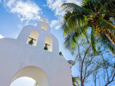 Meksika, Playa del Carmen, 17 Aralık 2023, kilisenin kemerli çan kulesi.