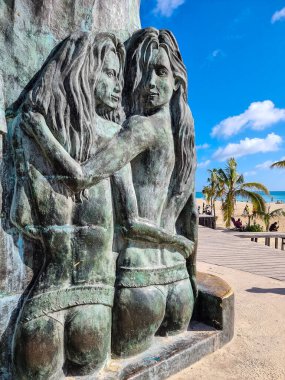 Meksika, Playa del Carmen, 17 Aralık 2023, Kurucular Parkı, Maya Portal heykelinin sütununun ayrıntıları.