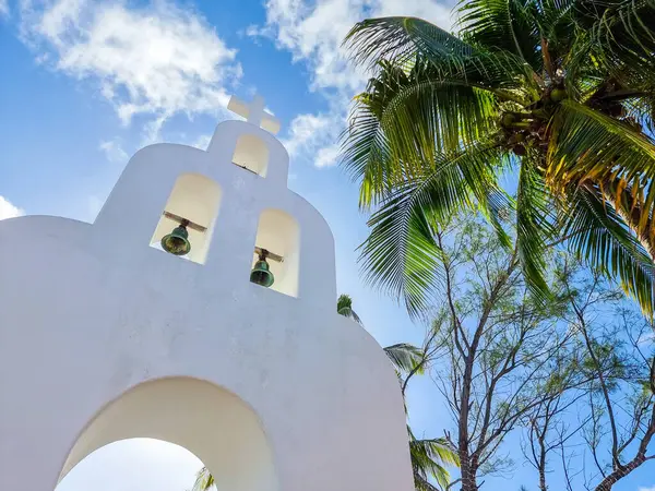 Meksika, Playa del Carmen, 17 Aralık 2023, kilisenin kemerli çan kulesi.