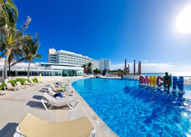 Meksika, Cancun, 20 Aralık 2023, plajda sonsuz havuz.