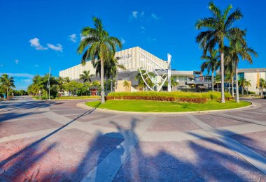 Meksika, Cancun, 23 Aralık 2023, çok katlı bir sinemanın dış görünüşü.