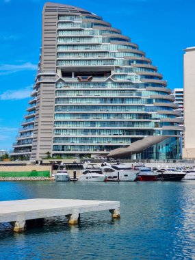 Meksika, New Cancun marinası, 23 Aralık 2023, yelken şeklinde kule.