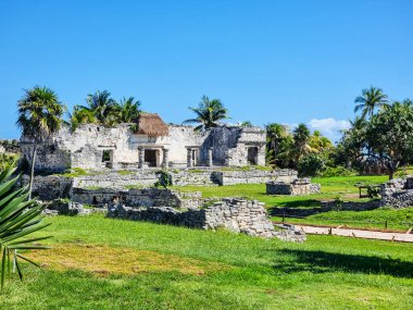 Meksika, Tulum, 25 Aralık 2023, büyük Maya platformunun yıkıntılarının panoramik manzarası.