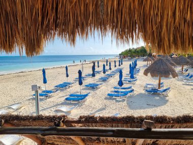 Meksika, Cancun, güneşli bir günde cankurtaran kulesinden görülen sahilin genel görüntüsü.