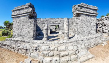 Meksika, Tulum, 25 Aralık 2023. Cenaze evinin harabelerinin panoramik manzarası.