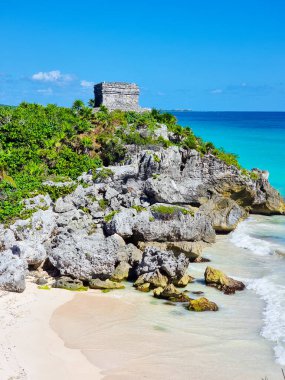 Meksika, Tulum, 31 Aralık 2023, 45 numaralı yapı, Karayip Denizi manzaralı bir Maya harabesi.