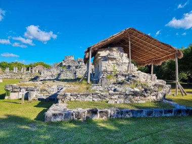 Meksika, Cancun, 2 Ocak 2024, El Rey arkeolojik bölgesi, Maya harabeleri, restorasyon alanı