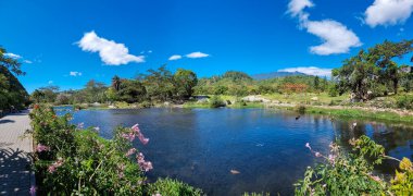 Panama, Boquete, 20 Ocak 2024, Central Park, gölün panoramik manzarası