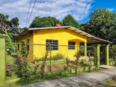 Panama, Boquete, 23 Şubat 2024, güneşli bir günde bahçeli villa.