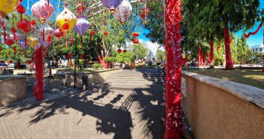 Panama, David, 23 Şubat 2024, Cervantes Parkı 'ndaki homboidal çeşme ve Çin süslemeleri, panoramik manzara