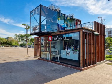 Kolombiya, Santa Marta, 3 Ekim 2023, kafeterya olarak kullanılan ahşap ve cam bina