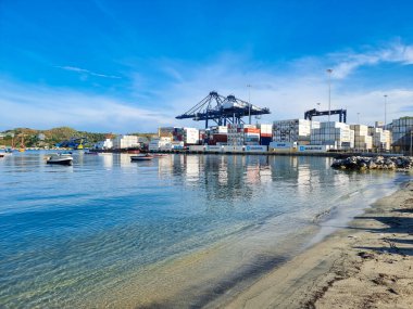 Kolombiya, Santa Marta, 3 Ekim 2023, liman ve konteynırların manzarası