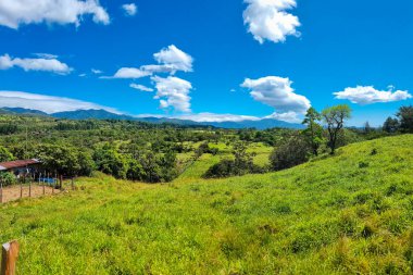 Panama, Boquete, güneşli bir günde vadi ve dağların panoramik manzarası