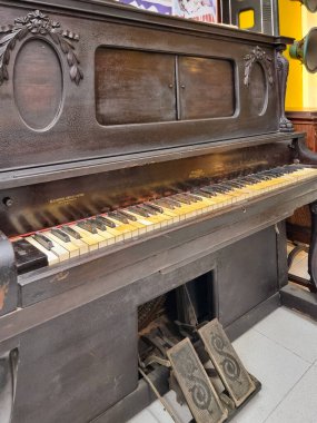 Kolombiya, Cali, 29 Temmuz 2024, Sinematografi Müzesi, sessiz filmler çekmek için piyano.