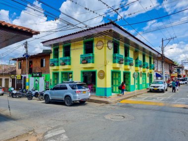 Kolombiya, Cali, 1 Ağustos 2024 Darien şehri, merkezdeki sömürge binası.