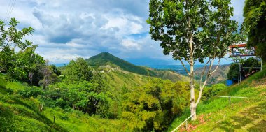 Kolombiya, Cali, Los Chorros, yazın ormandaki dağlara bakış açısı