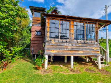 Panama, Boquete, 8 Ağustos 2024, tahta ayaklıklarda ahşap ev, açık hava manzaralı.