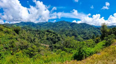 Panama, Boquete, çevredeki volkanik tepelerin panoramik görüntüsü.
