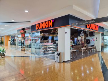 Kolombiya, Medellin, 16 Şubat 2025, Premium Plaza alışveriş merkezinde çörek dükkanı.