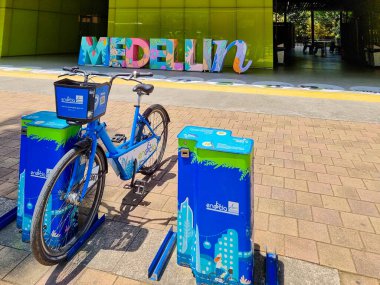 Kolombiya, Medellin, 2 Mart 2025, elektrikli bisiklet park edilmiş ve şarj ediliyor.
