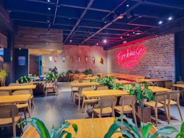 Kolombiya, Medellin, 13 Mart 2025, itfaiye restoranının masaları.