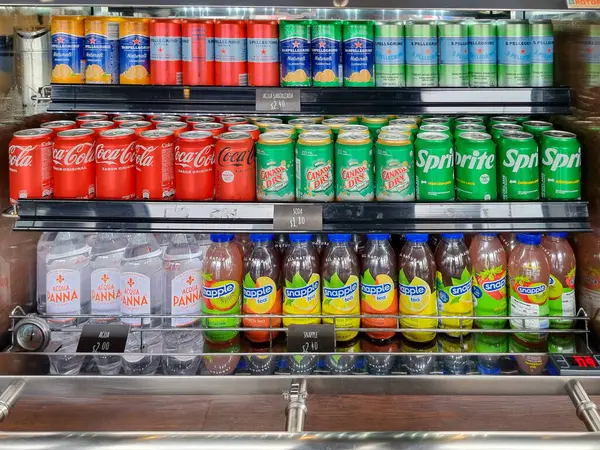 Panama, Boquete, 11 Kasım 2024, içkiler buzdolabında sergileniyor.