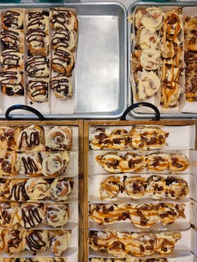 Panama, David, 11 Kasım 2024, Cinnabon mağazasında çeşitli hamur işleri.