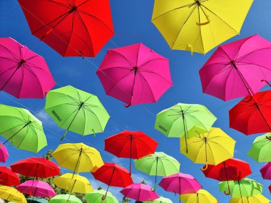 Panama, David, güneşli bir günde sallanan çok renkli şemsiyeler