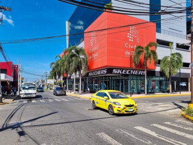 Panama, David, 16 Nisan 2025, Centenario Bulvarı panoramik manzarası şehir merkezinde.