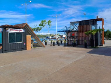 Kolombiya, Santa Marta, 6 Kasım 2023, rıhtımdaki ticari kulübeler.