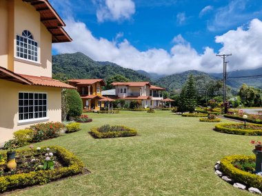 Boquete, Panama - 29 Mart 2025 - Volkanik tepeler arasında yazlıklar