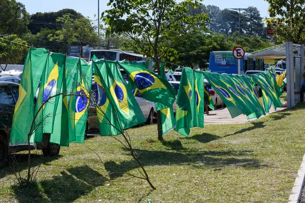 カンポ グランデ ブラジル 2022年11月6日 ブラジルの旗は 2022年の選挙結果に対する抗議中に路上で販売されています — ストック写真