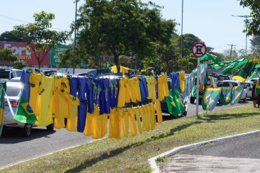 Campo Grande, MS, Brezilya - 06 Kasım 2022: 2022 seçim sonuçlarına karşı düzenlenen protestolar sırasında Brezilya 'nın gayri resmi futbol takımı tişörtleri sokaklarda satılıyor..