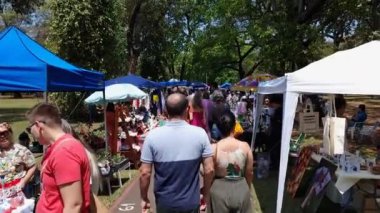 Campo Grande, MS, Brezilya - 18 Eylül 2022: Bosque da Paz Meydanı 'ndaki kültür fuarında yürüyüş. Bosque da Paz fuarında el işi, yiyecek ve yerel eşyalar satan dükkanlar..
