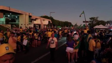 Campo Grande, MS, Brezilya - 15 Kasım 2022: Brezilya Cumhuriyeti Bildirgesi gününde, insanlar başkanlık seçimlerinin sonucunu protesto etmek için CMO önünde toplandılar..