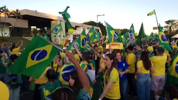 カンポ グランデ ブラジル 11月15 2022 ブラジル共和国の宣言の日に 人々は大統領選挙の結果に抗議するためにCmoの前に集まった — ストック動画