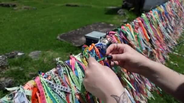 Porto Seguro Brazil January 2023 Woman Tying Colored Ribbons Grid — Stockvideo