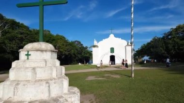 Trancoso, Porto Seguro bölgesi, BA, Brezilya - 06 Ocak 2023: Igreja do Quadrado olarak bilinen Sao Joao Batista kilisesi. Meydanda küçük bir Katolik kilisesi, Trancoso 'nun ünlü bir turistik mekanı..